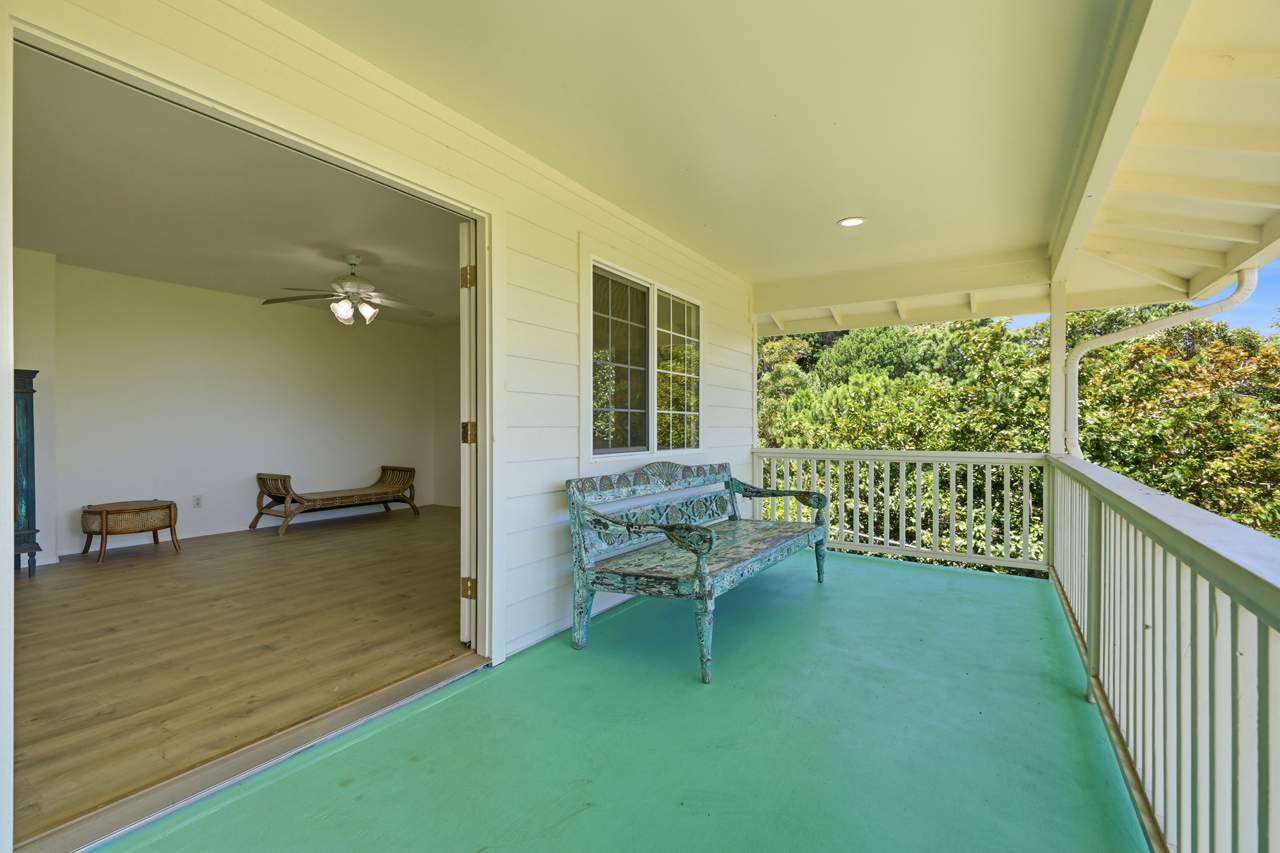 Large covered lanai: 