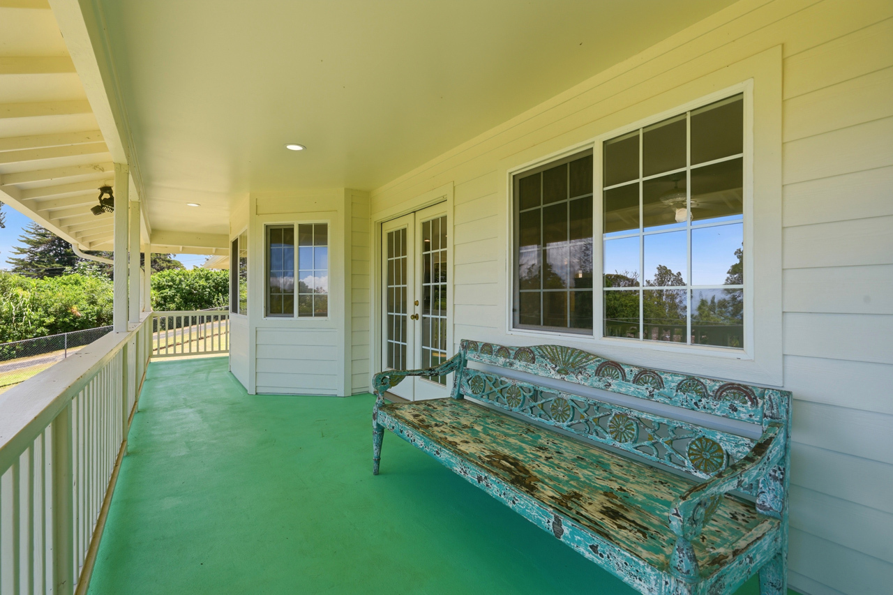 Large covered lanai: 