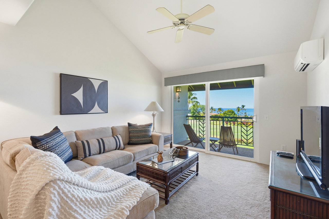 Living room with vaulted ceiling: 