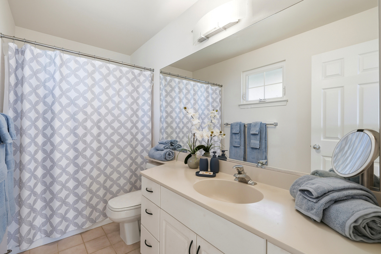 Primary suite with ocean views: 