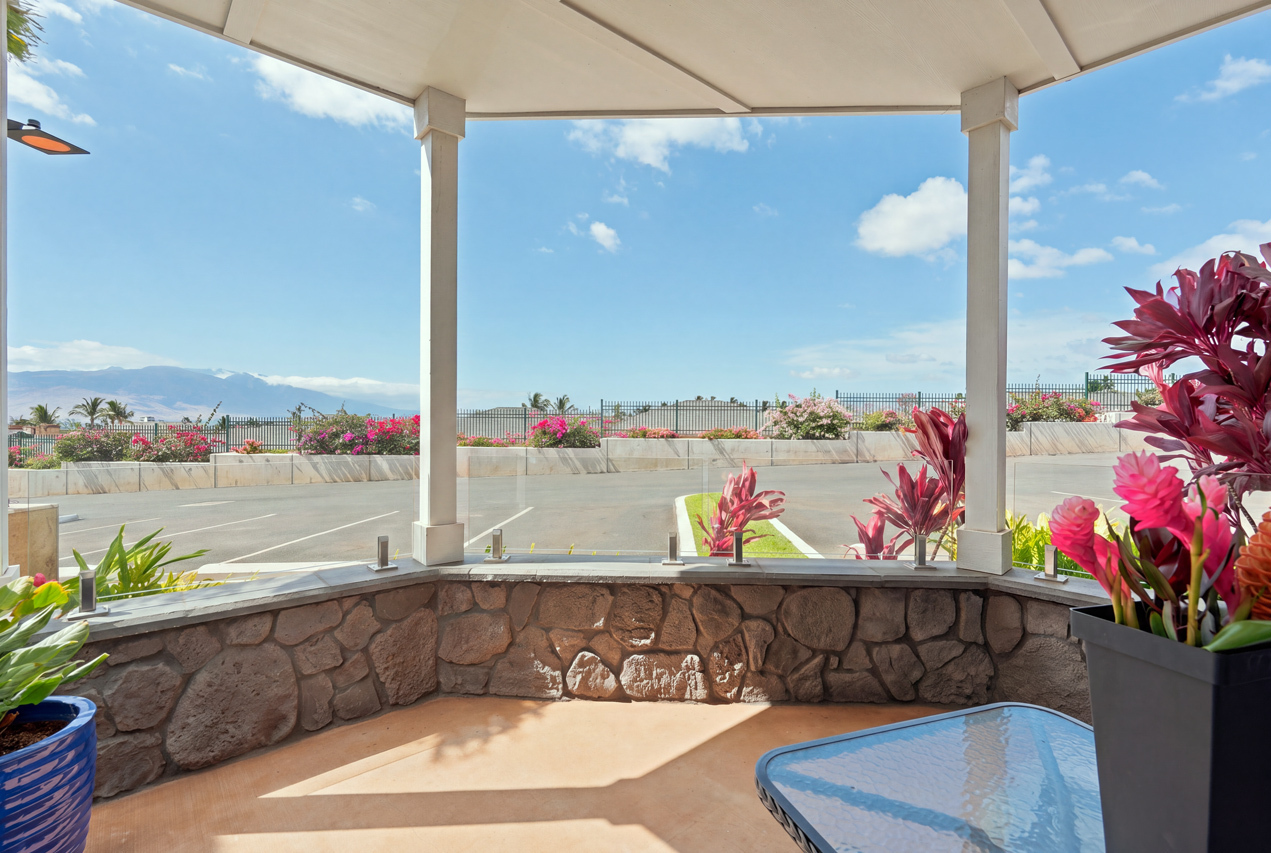 Spacious covered lanai: 