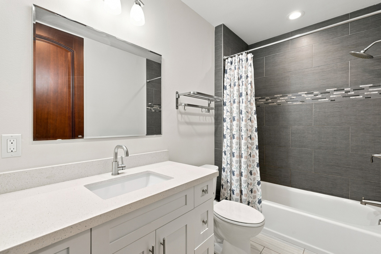 Primary Suite: Bathroom
