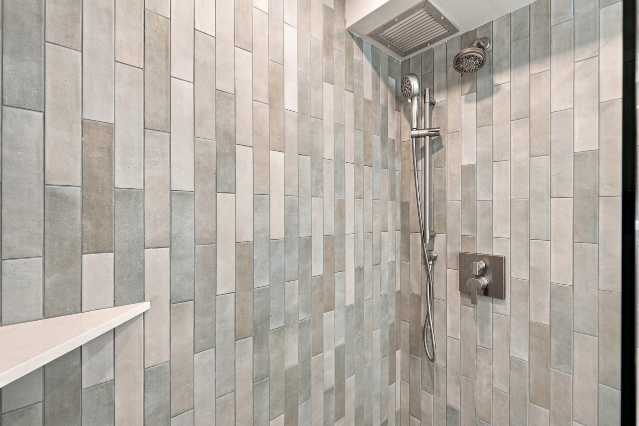 Bathroom 2: 