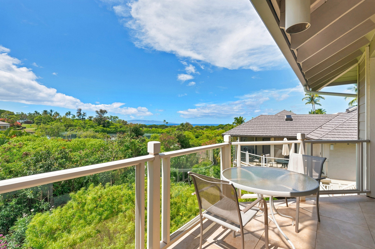 Spacious lanai with ocean views: 