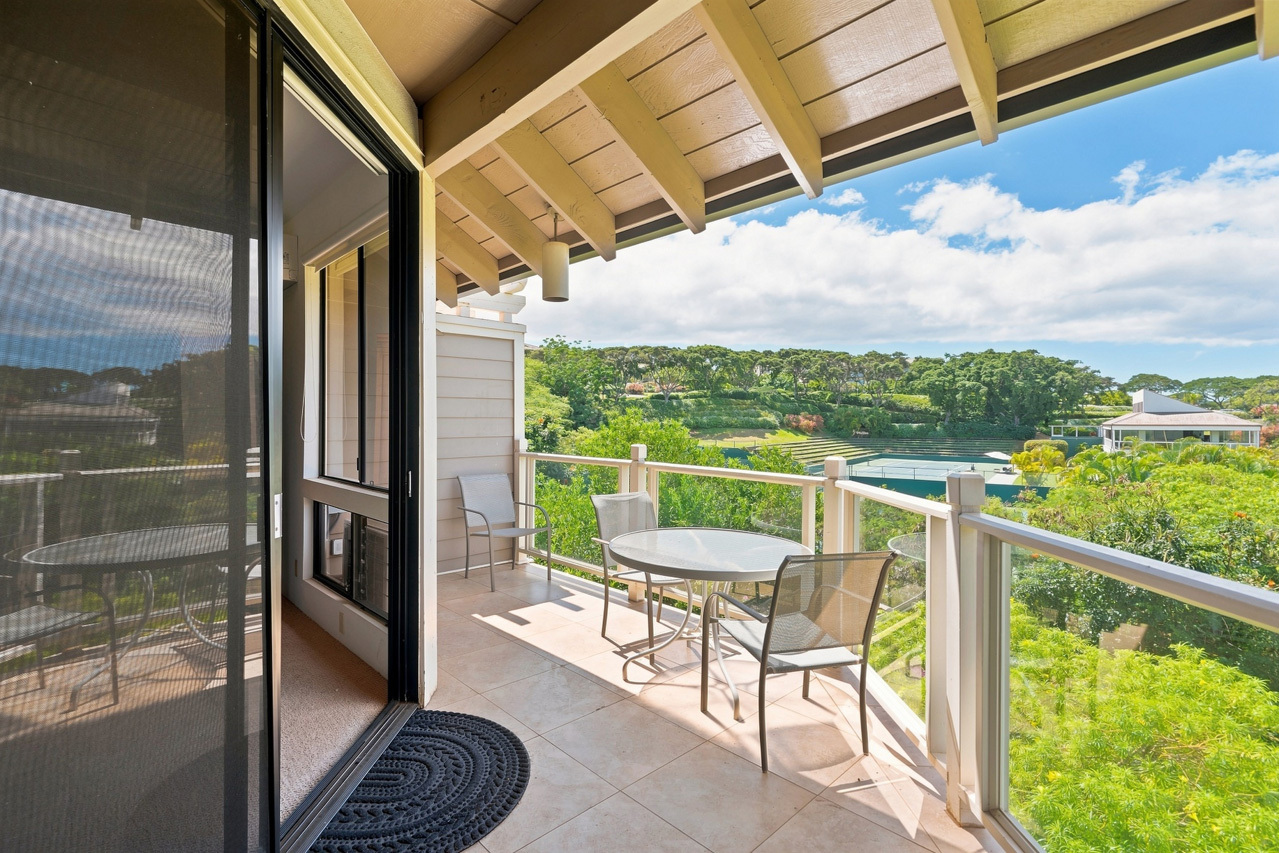 Spacious lanai with ocean views: 