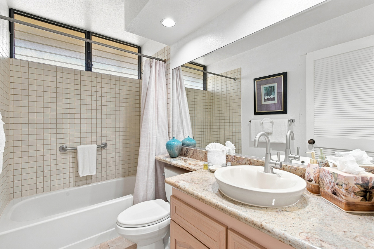 Bathroom 2: 