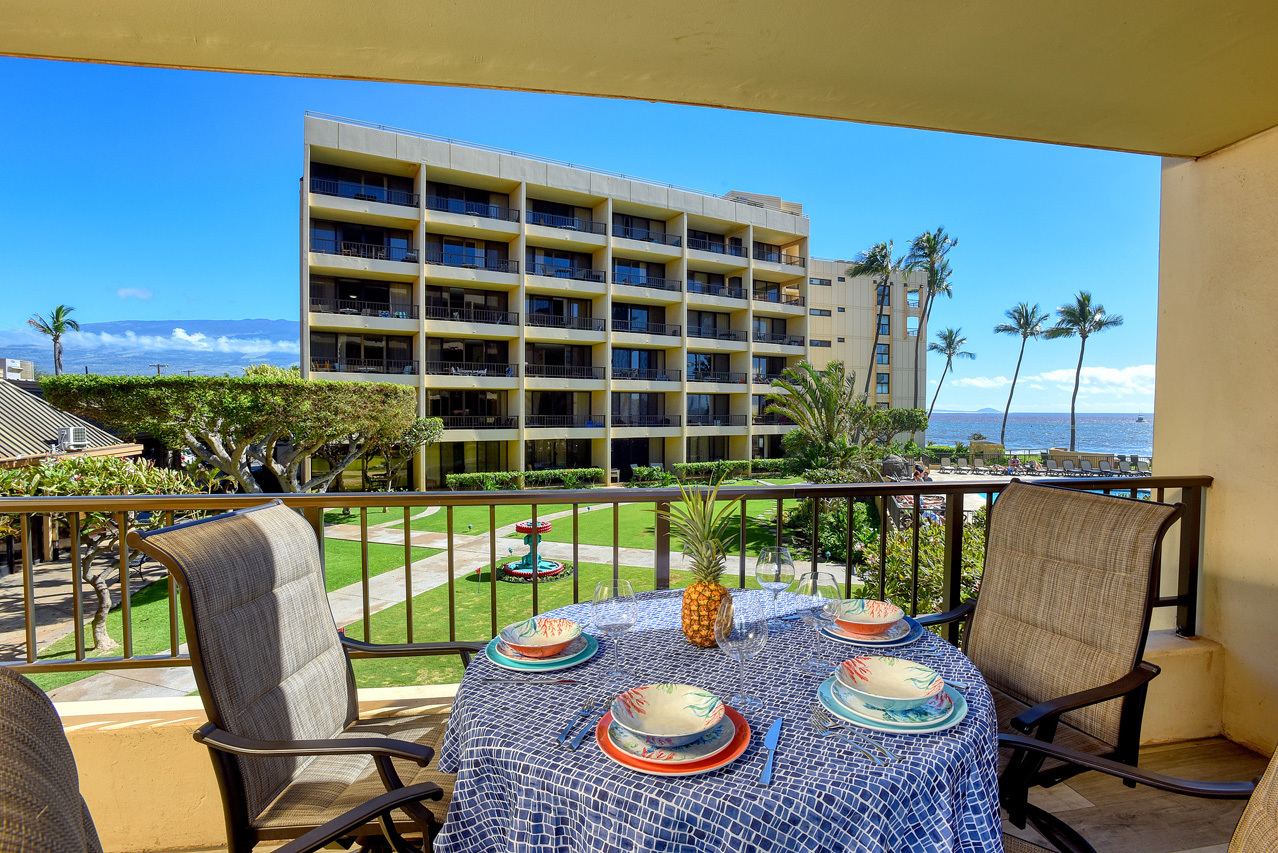Lanai with ocean & mountain views: 