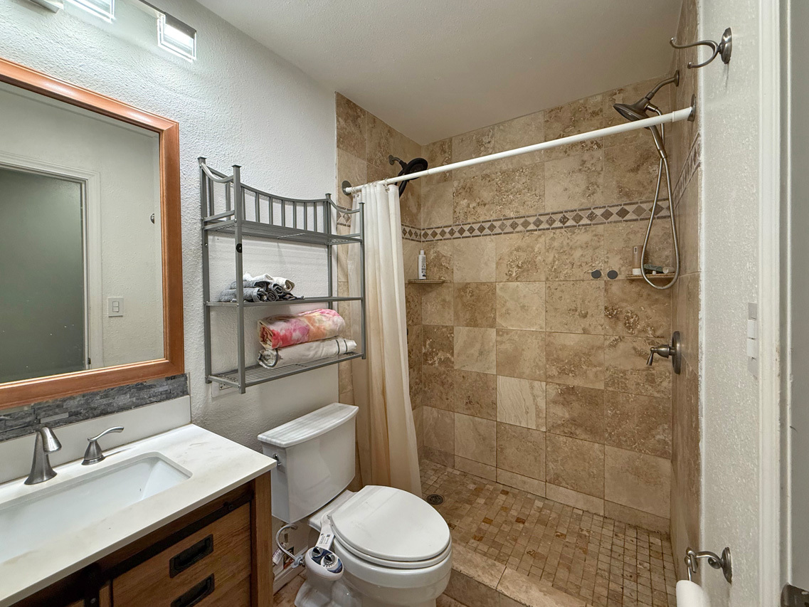 Bedroom 2 & bathroom 2: 