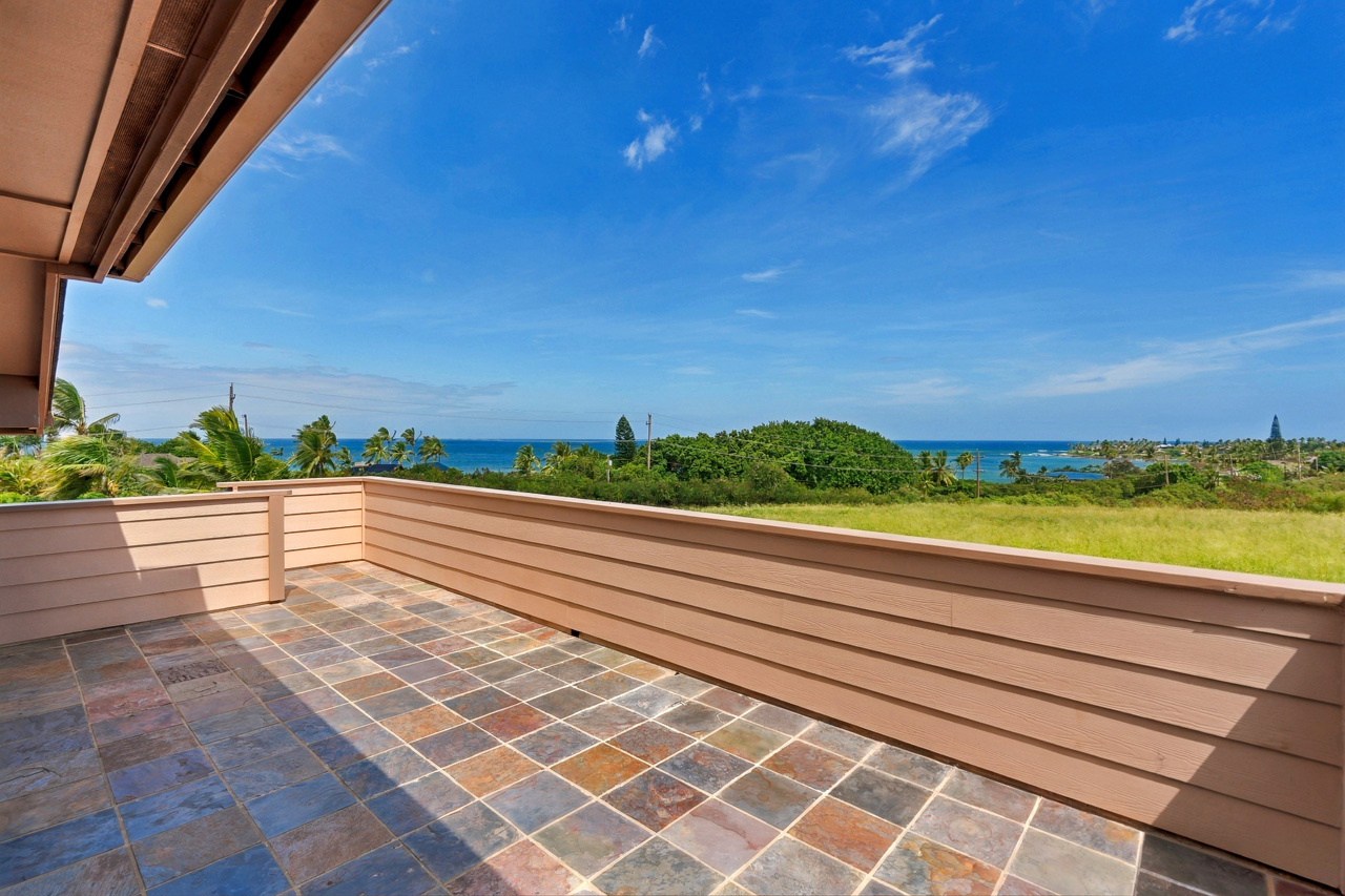 Lanai upstairs: 