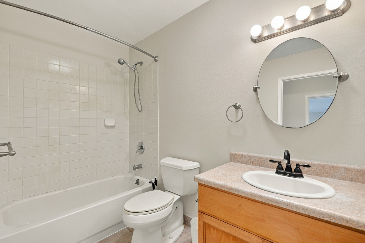 Bedroom 2 & bathroom 2: 