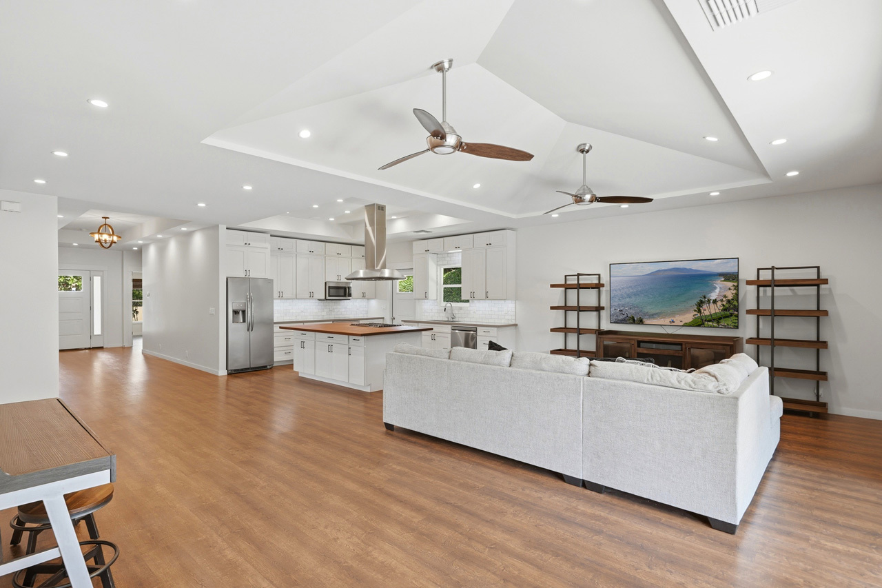 Bright and spacious living room: 