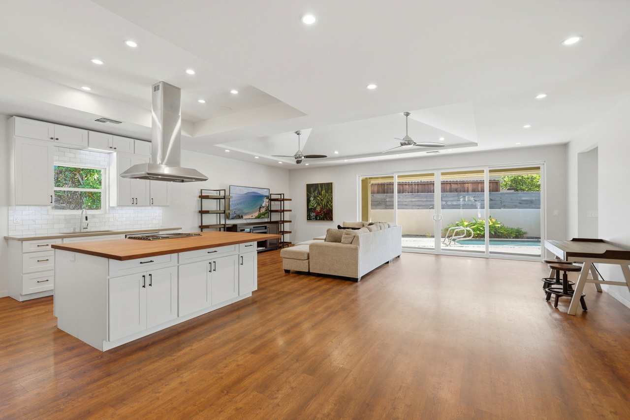 Bright and spacious living room: 