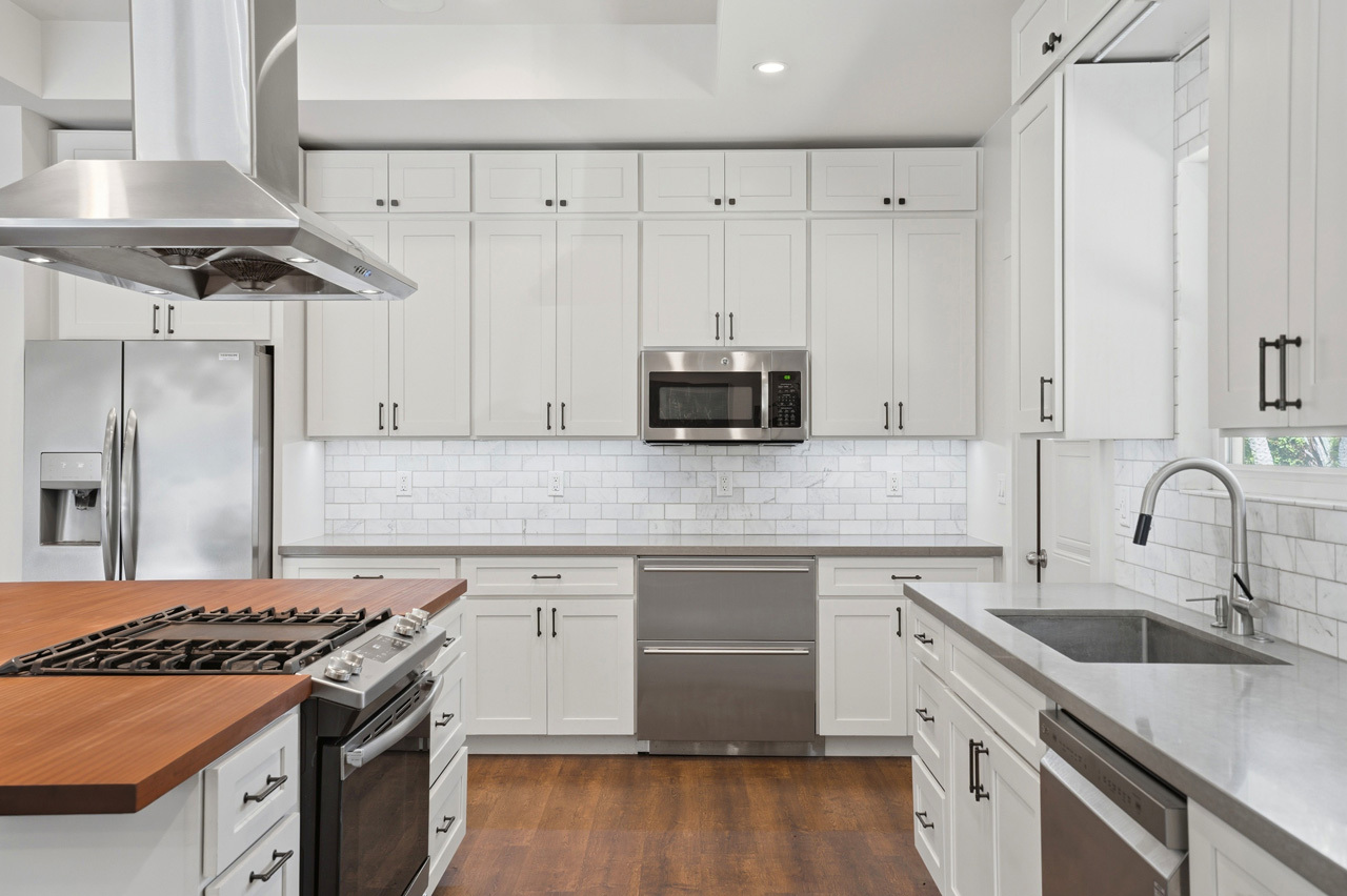 Modern kitchen: 