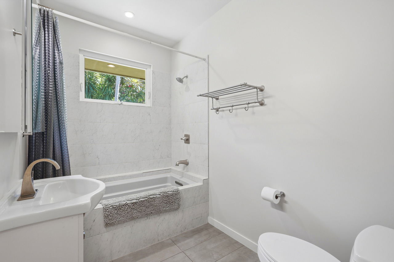 Bathroom 2: 