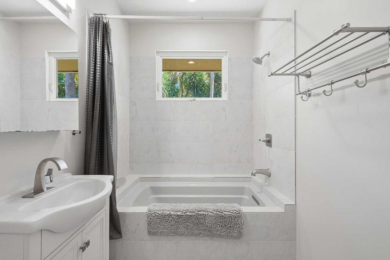 Bathroom 2: 
