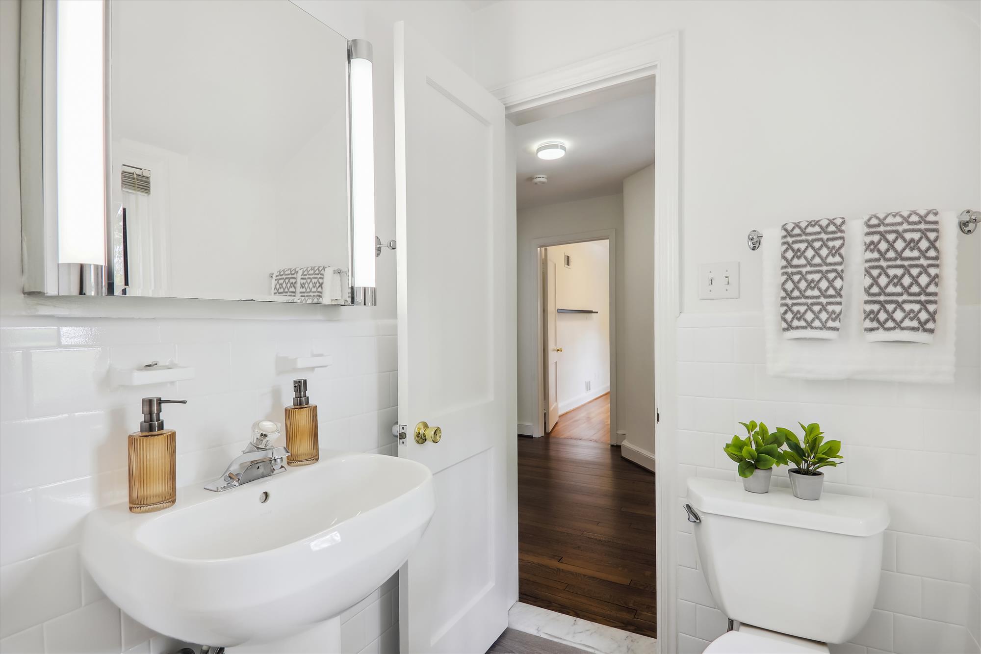 Upper Level - Primary Bathroom