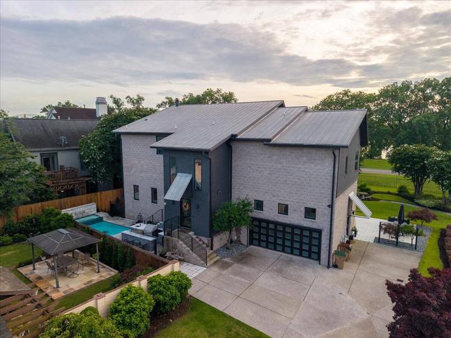 65 Riverwalk Place, TN 38103
