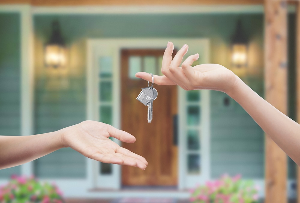 handing over keys to sell home