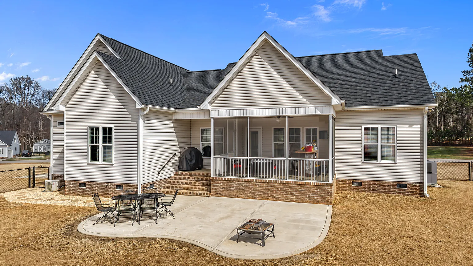 Pine Ridge Home with Screened-In Porch and Large Patio