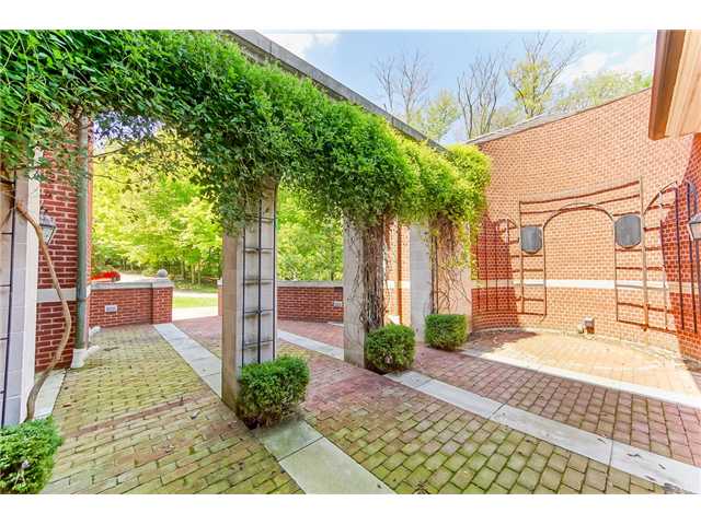 Muirfield Dublin Ohio Home With Courtyard Patio