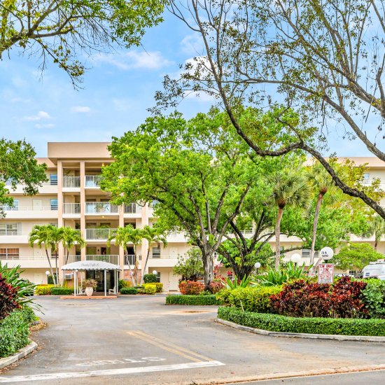 3970 Oaks Clubhouse Dr #401