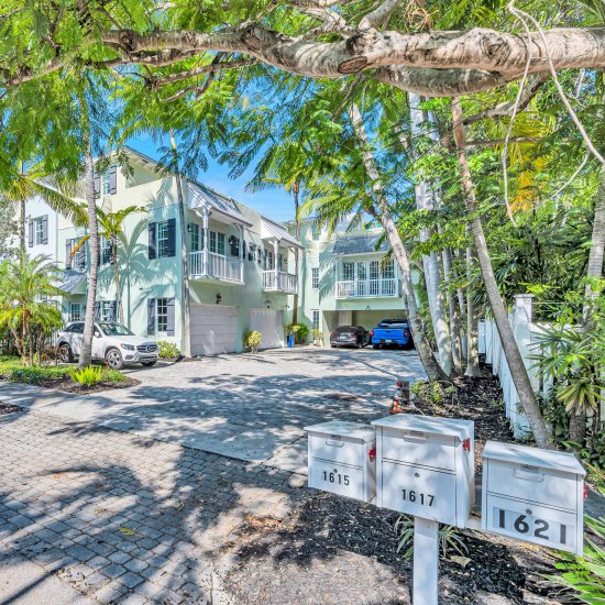 Victoria Park Townhouse with Elevator