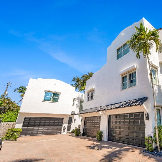 Gated Victoria Park Townhouse!