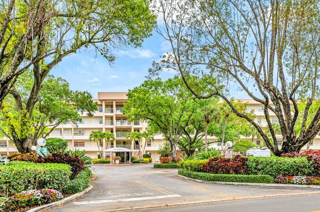 3970 Oaks Clubhouse Dr,  33069