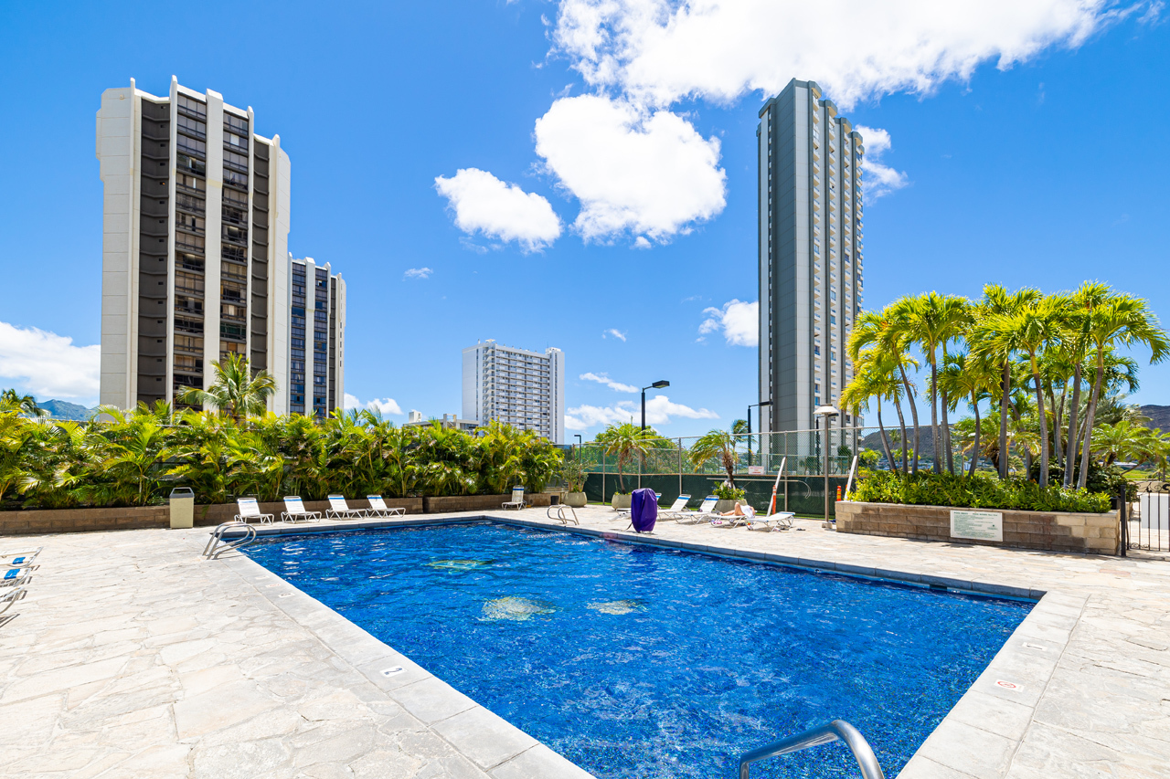 Pool & amenity deck: 