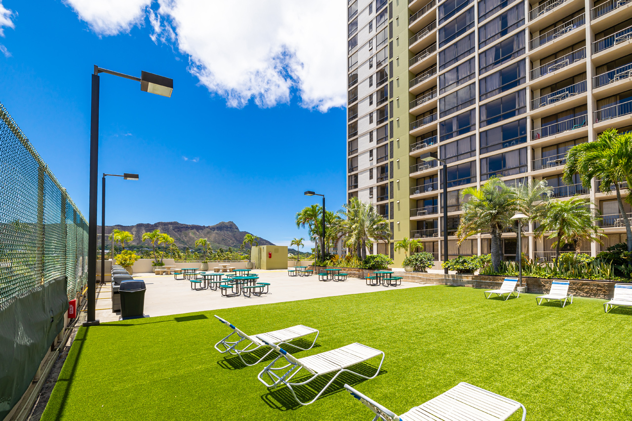 Pool & amenity deck: 