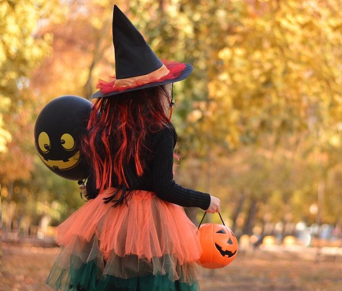 kids trick-or-treating