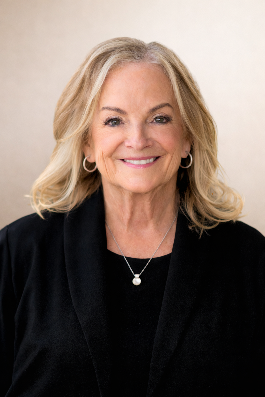 Leslie McDonnell, Founder and Lead Broker of the Leslie McDonnell Team at RE/MAX Suburban, Libertyville IL