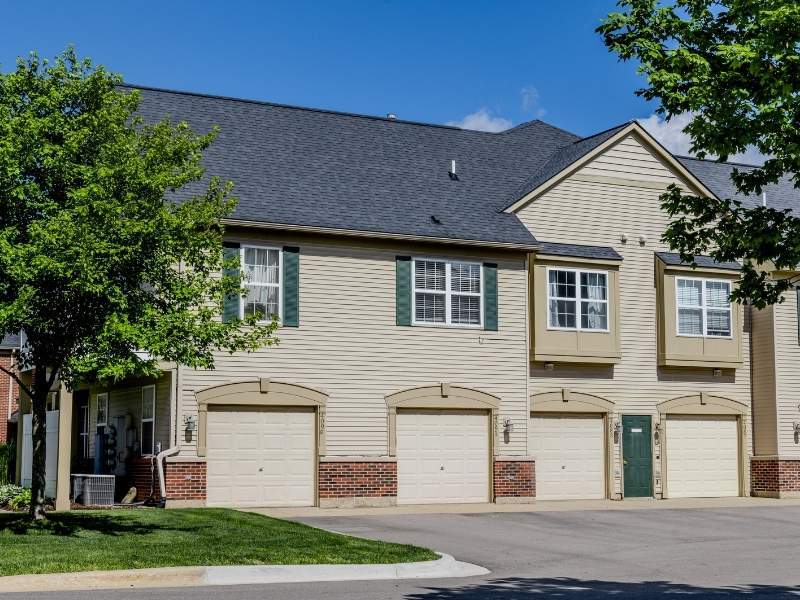 Hampton Ridge condo garages