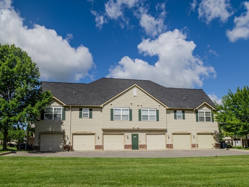 Hampton Ridge condo garages