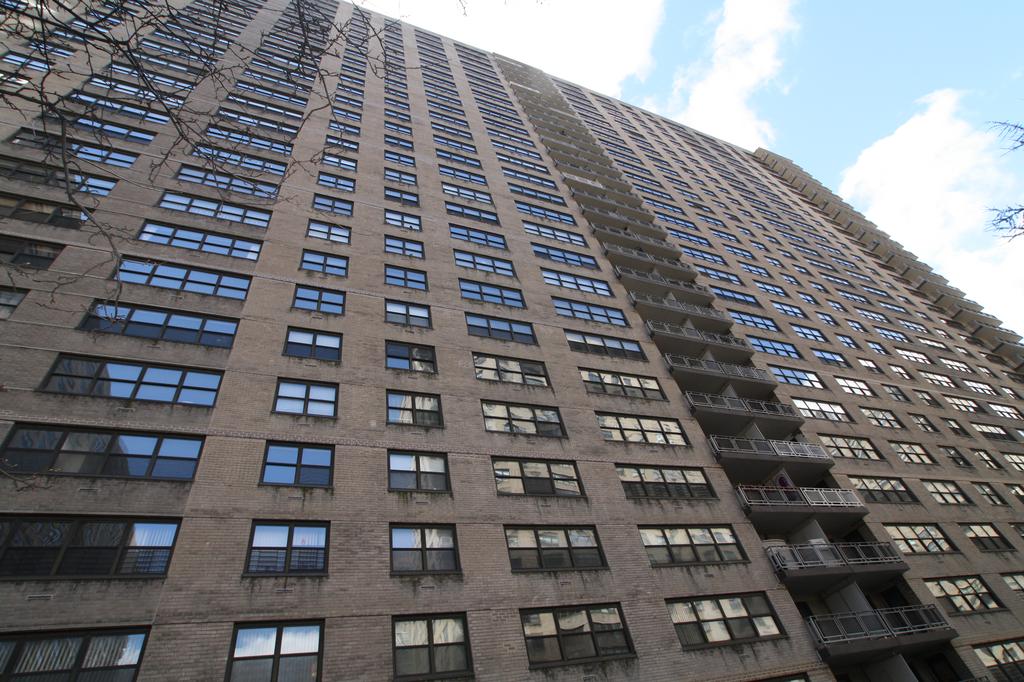 142 West End Avenue Lincoln Towers luxury coops at 142 West End