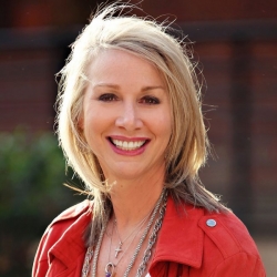Photo of Lisa Mackenzie