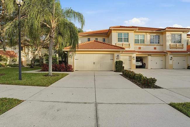 7820 Clemson St APT 201, FL 34104