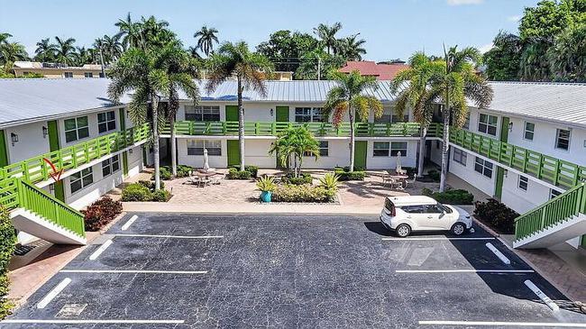 975 9th Ave S, APT 2, FL 34102