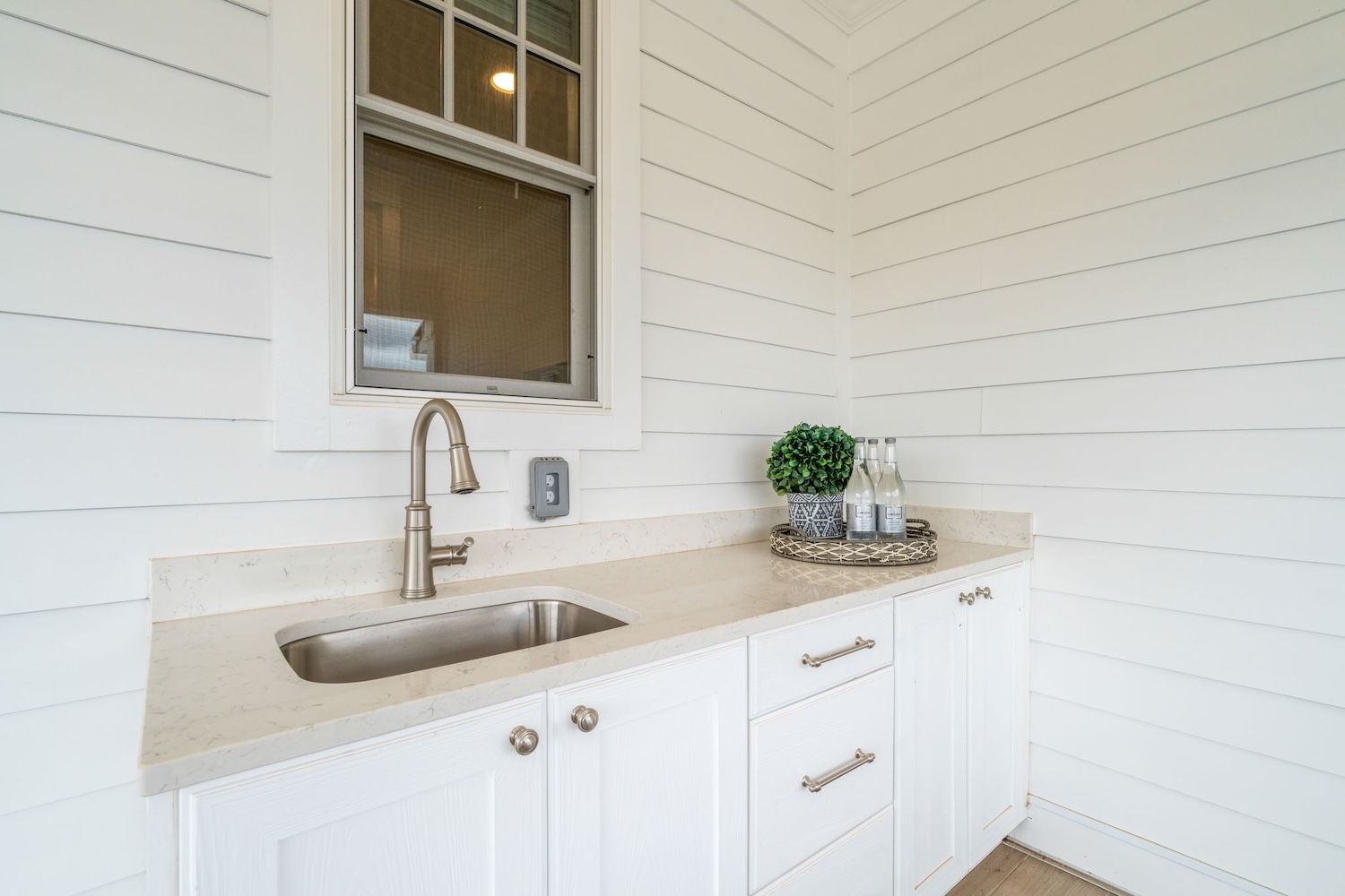 Outdoor wet bar close-up