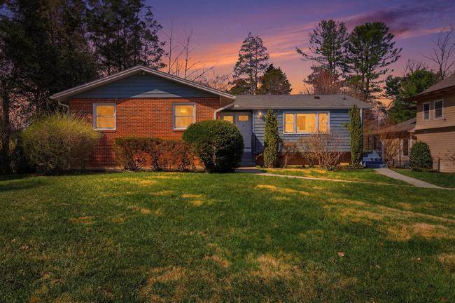 902 Echols St, VA 22180