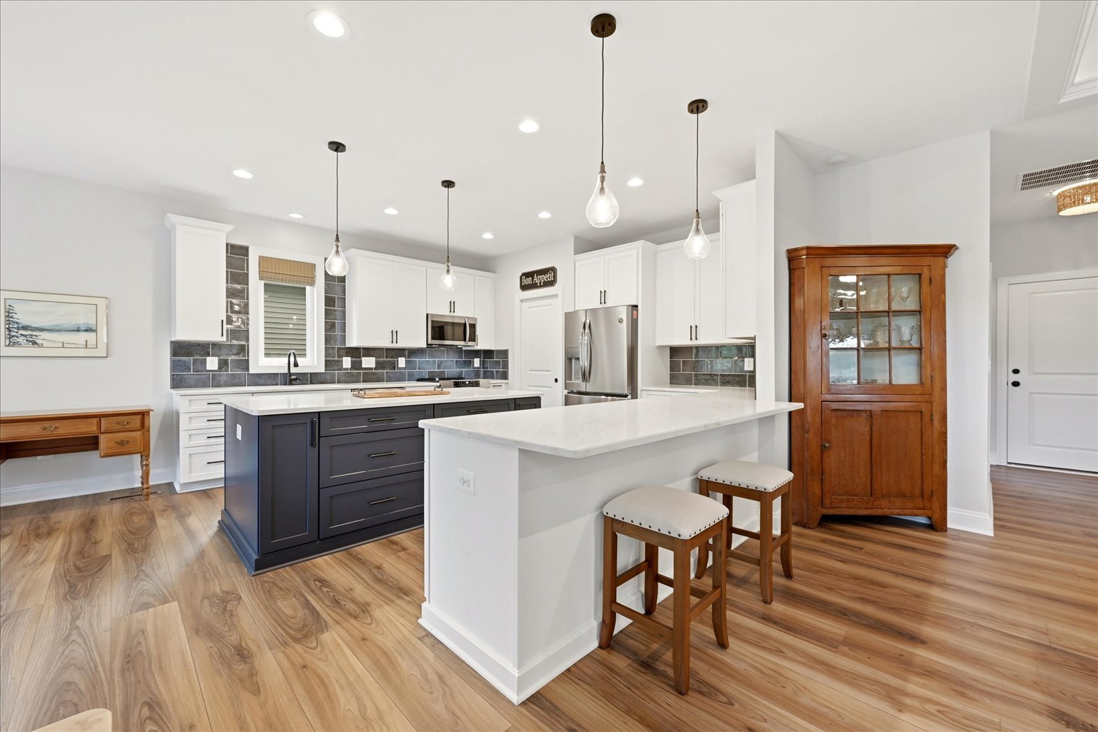 Dual Islands & Breakfast Bar
