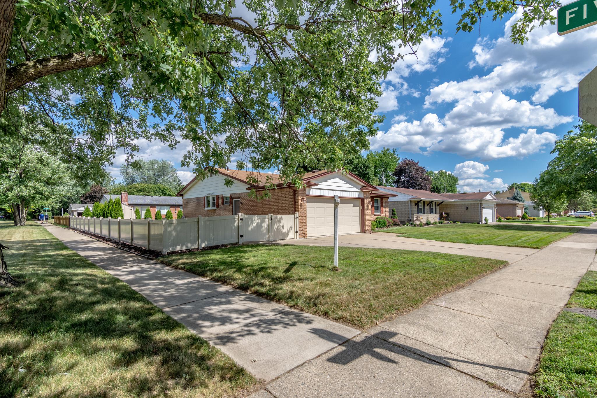 15254 Willowbrook Lane Plymouth, MI 48170