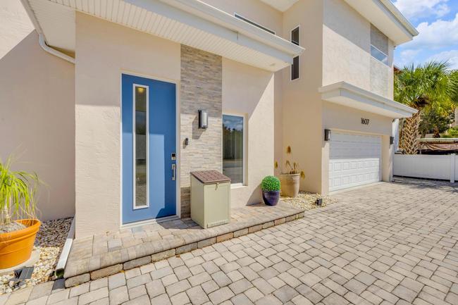 1607 N Peninsula Ave, FL 32169