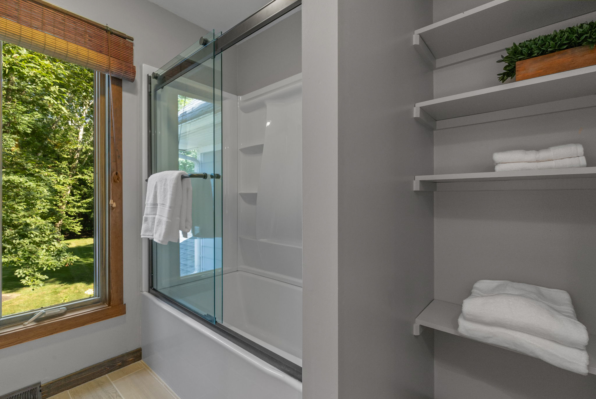 Full Bathroom 2