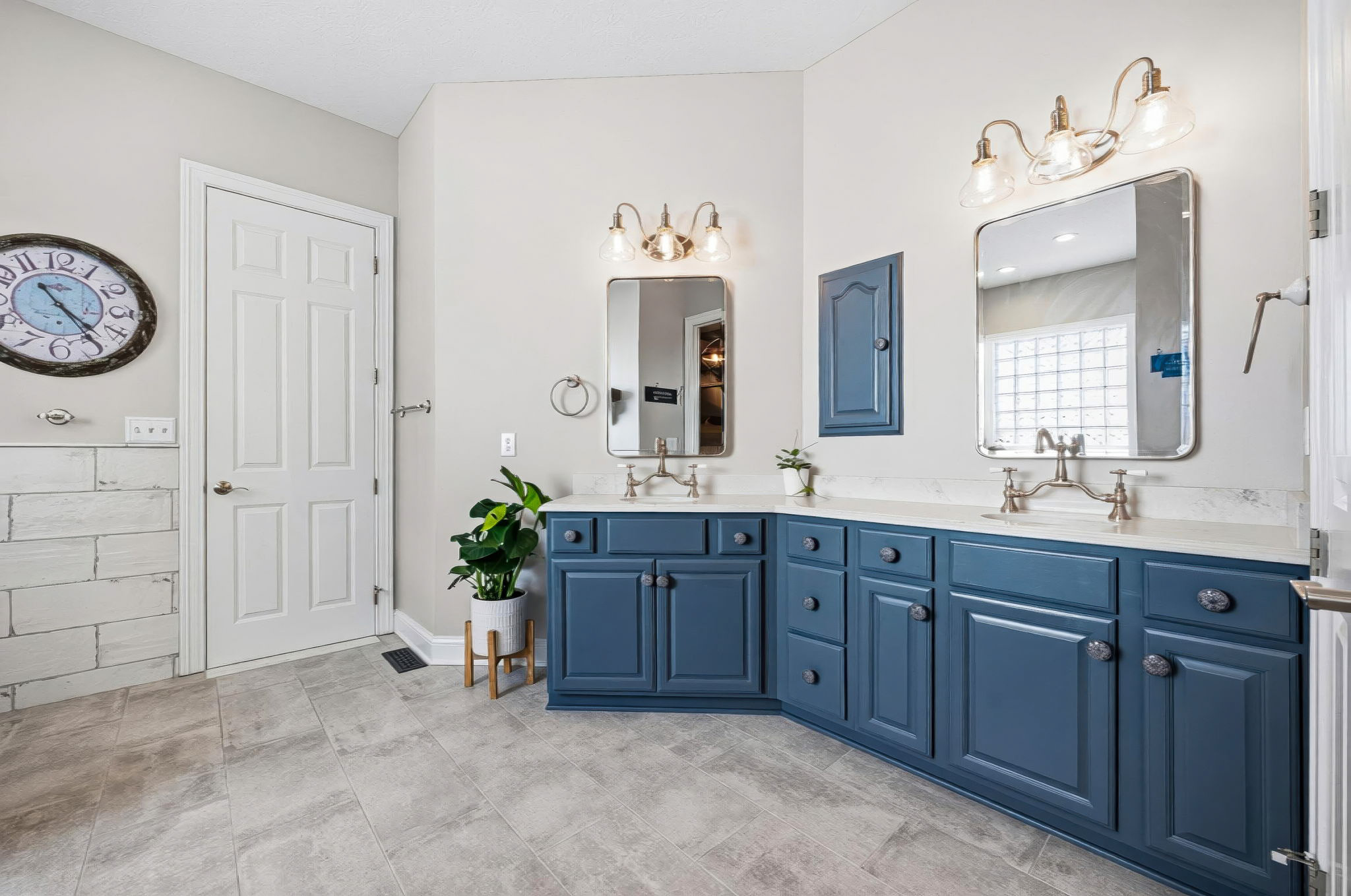 1st Floor Primary Ensuite