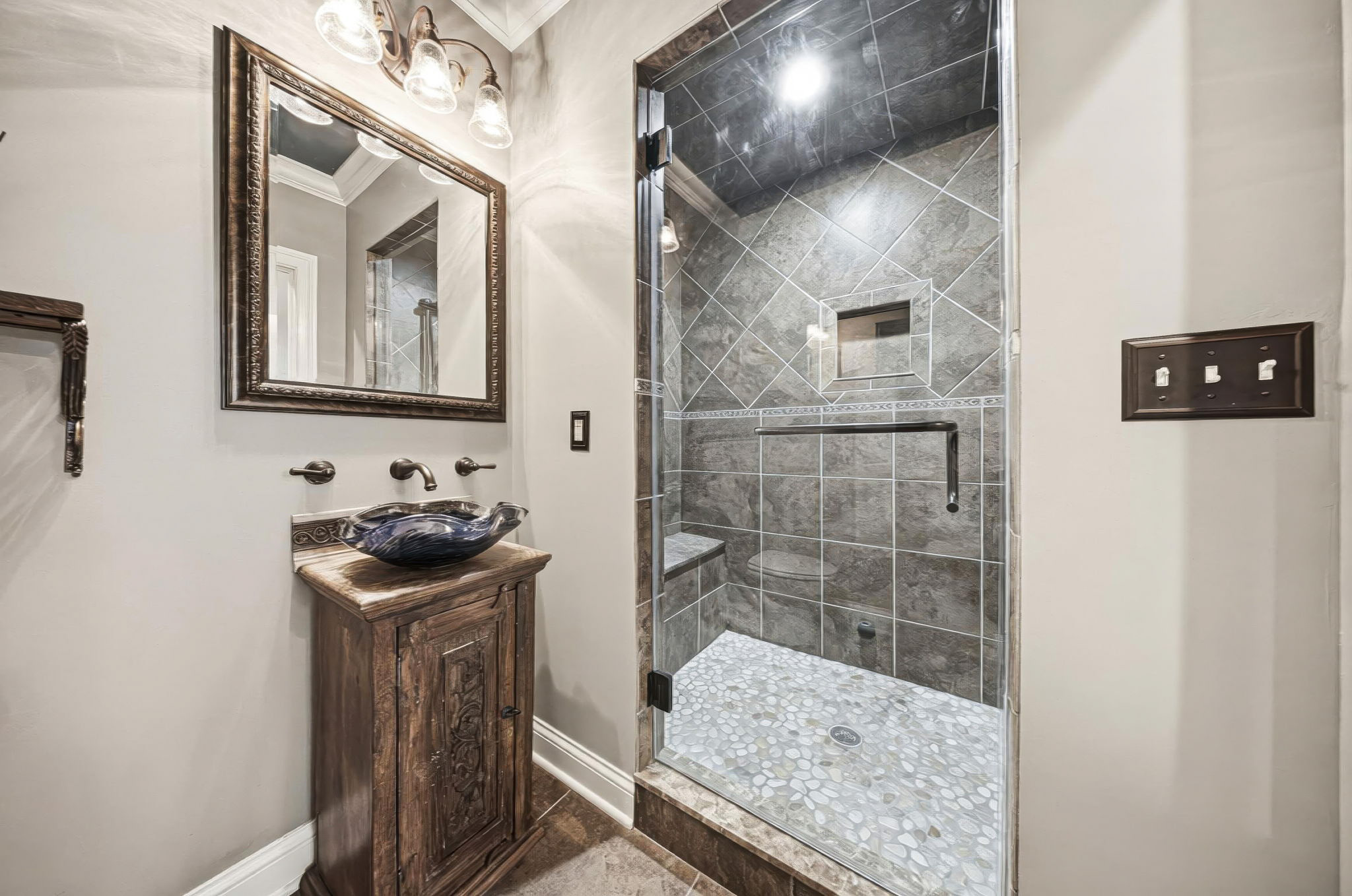 LL Full Bath 4