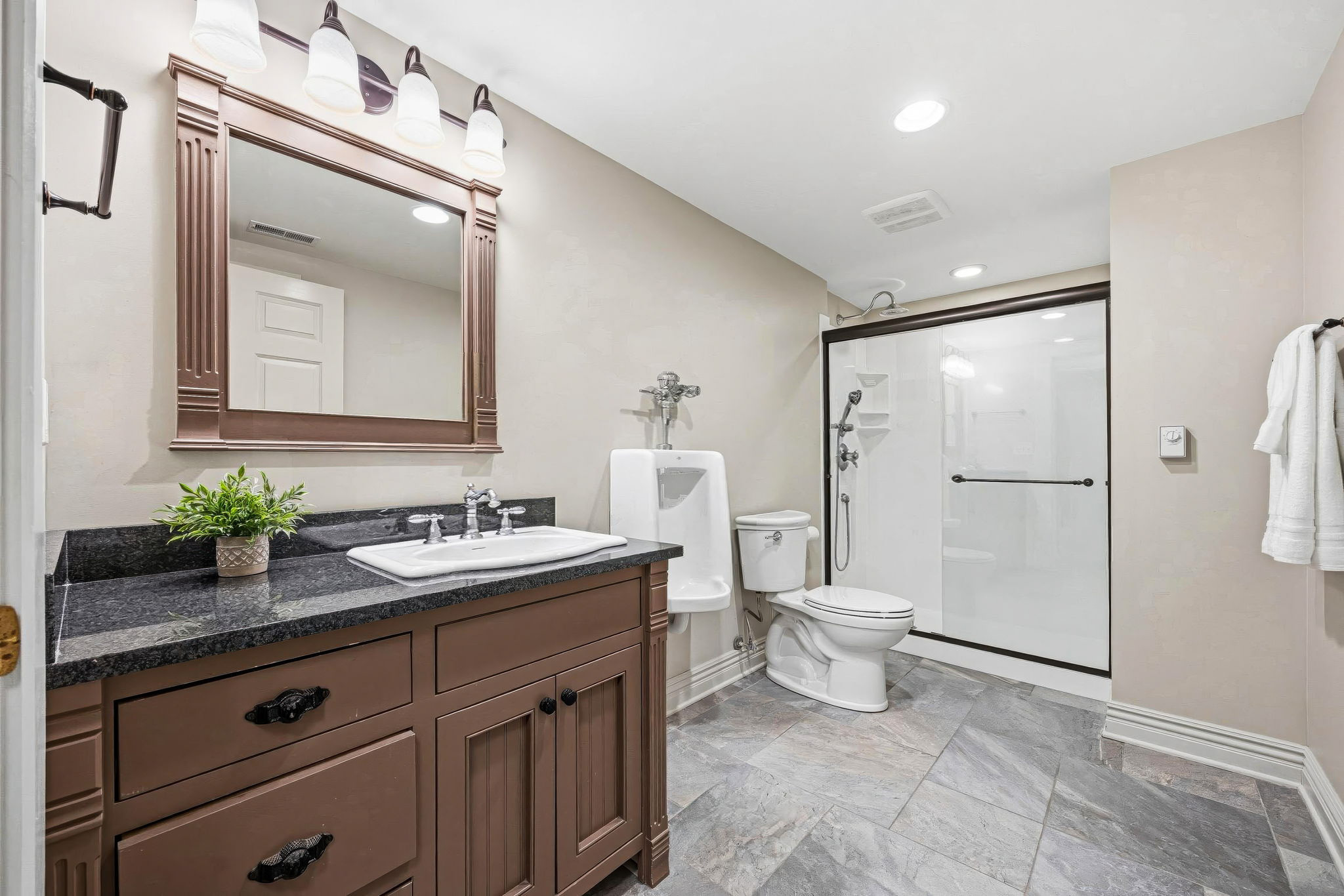 LL Full Bath 4