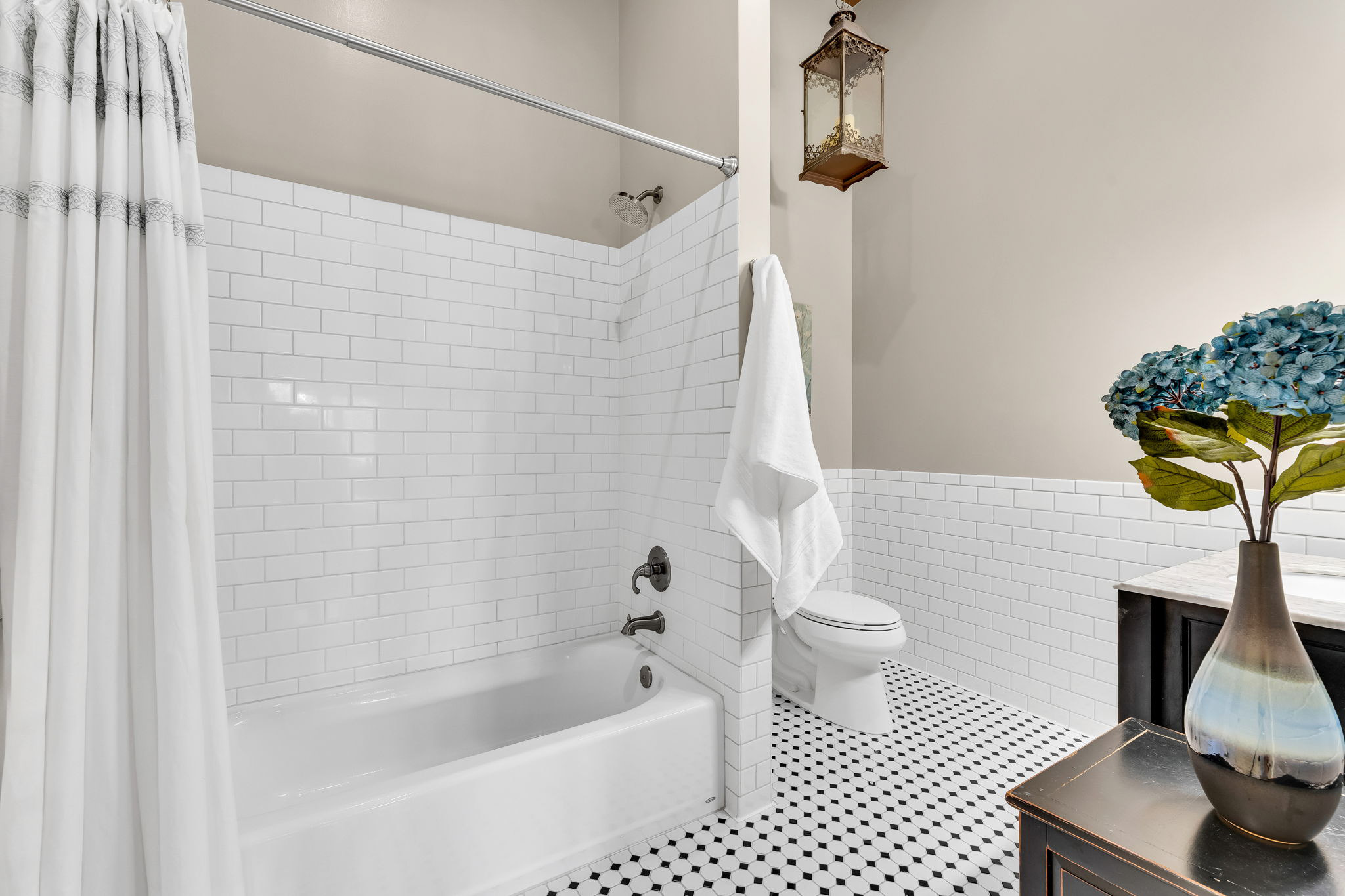 LL Full Bath 5