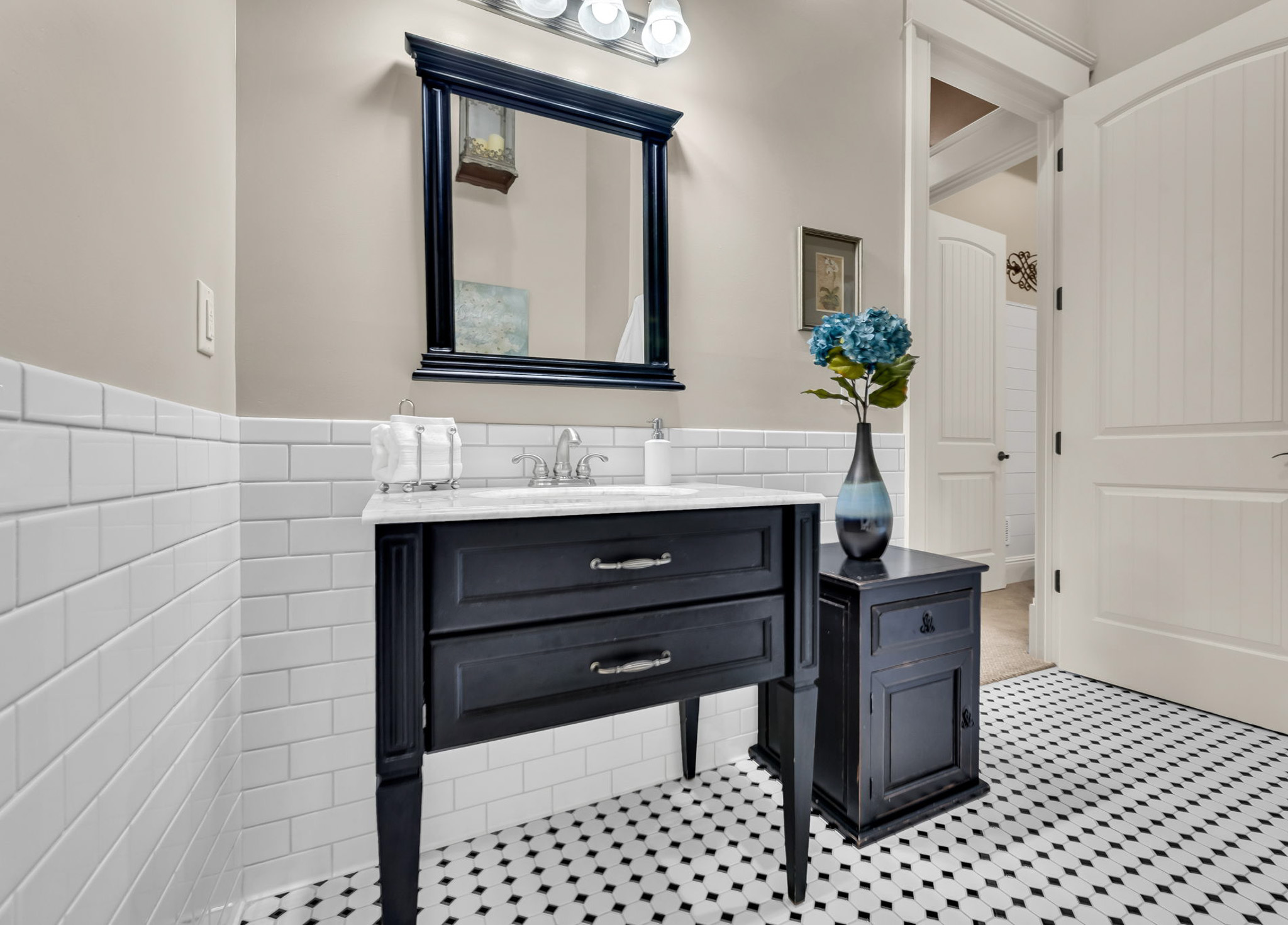 LL Full Bath 5