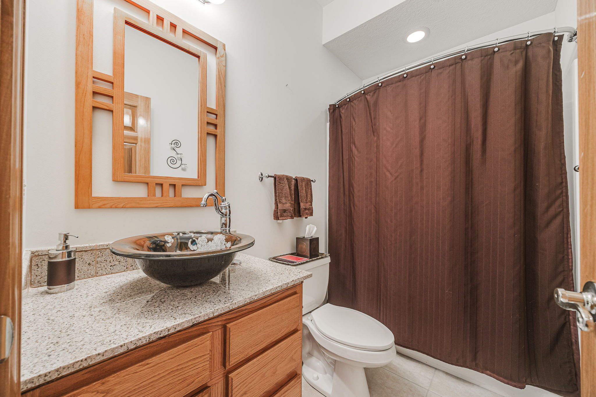 LL Full Bath 4